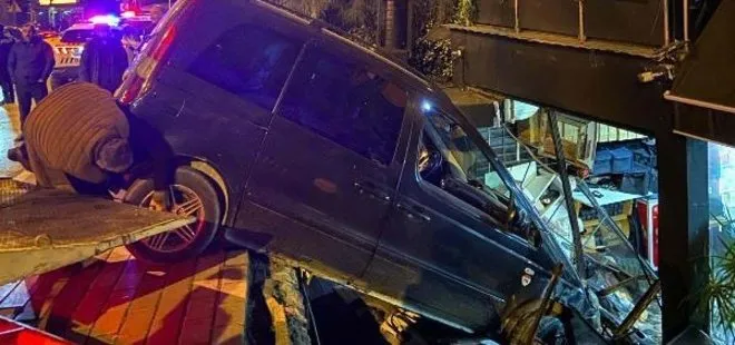 Üsküdar’da facianın eşiğinden dönüldü! Otomobil restorana daldı: 2 Yaralı