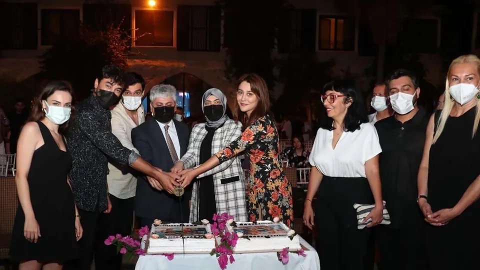 Kalp Yarası ekibi ilk bölüm heyecanını birlikte yaşadı