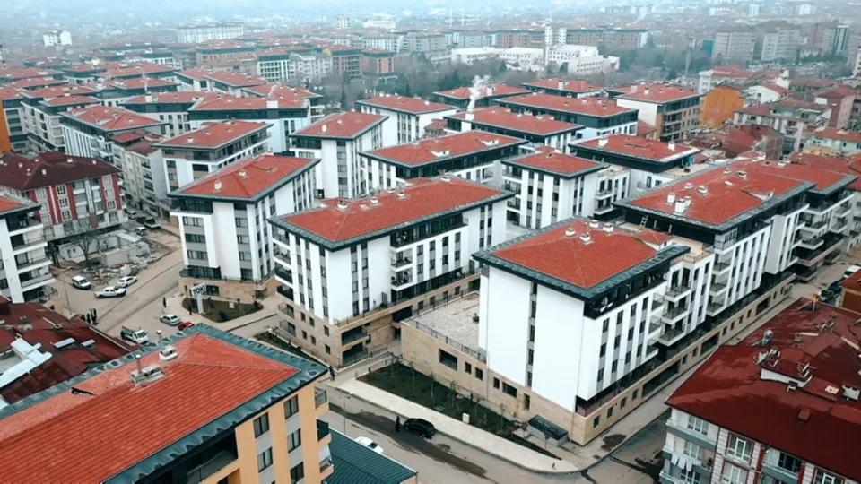 Elazığlı depremzedelerin buruk sevinci! Devlet evlerini teslim etti