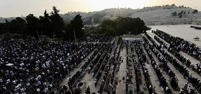 Mescid-i Aksa’da 200 bin kişi bayram namazını kıldı