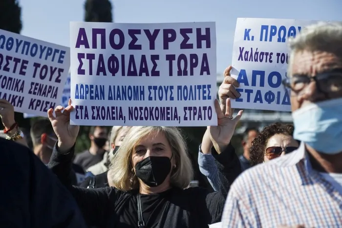 Yunanistan’da çiftçiler sokaklara döküldü