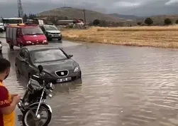 Tokat'ta sağanak yağış yolları göle çevirdi