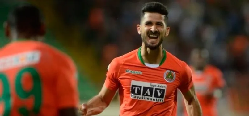 Emre Akbaba'yı Valencia izliyor