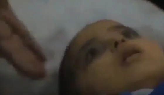 İsrail'in bombaladığı evden çıkan çocuk şoka girdi! Korkusu gözlerine yansıdı - 3