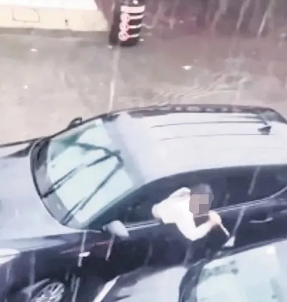 sislide-olayli-gece-oyuncu-ceren-biyikli-5-araca-zarar-verdi-1749622176548.jpg Kaynak: Sabah