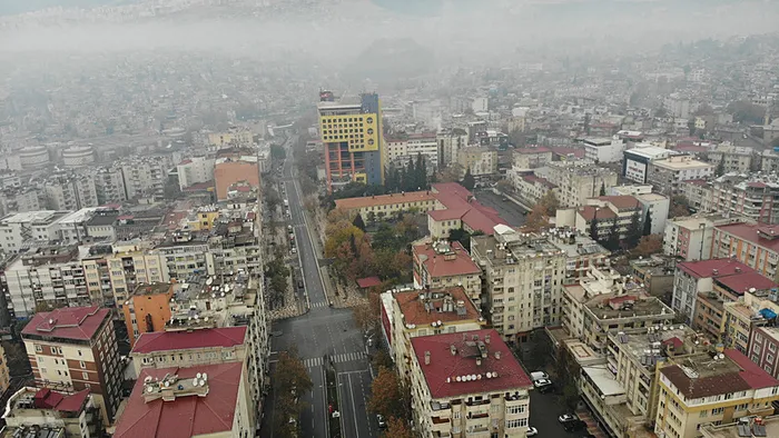 Deprem öncesi ve sonrası bir şehrin değişimi: Yıkılan yapıların yerine yeni projeler yükseliyor - 1