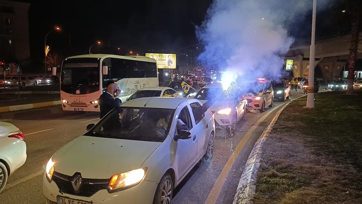 12 yıl sonra mutlu son! Şampiyonluk coşkusu sokaklara taştı: Vatandaşlar süper kupa zaferini kutladı