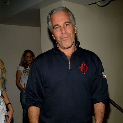 sapigin-en-yakiniydi-prens-andrewdan-gece-yarisi-kacis-epstein-dosyalarinda-kan-donduran-yeni-ayrintilar-1770185703731.jpg Amerikalı sapık Jeffrey Epstein (Arşiv)