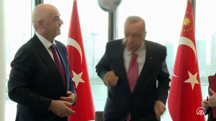 Başkan Erdoğan ile FIFA Başkanı Gianni Infantino arasında gülümseten diyaloglar! Hediye topla "kafa şov" - 4
