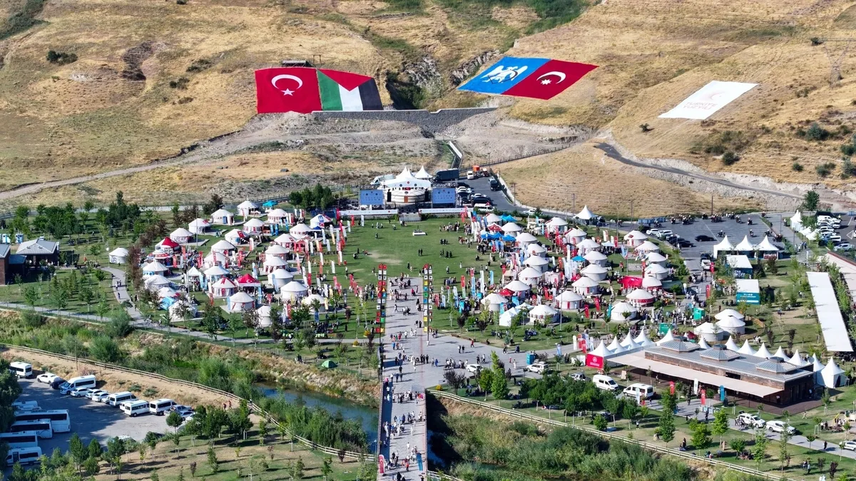 Ahlat'ta 955 yıllık gurur: Halk alana akın etti