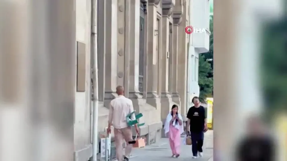 Karaköy’de turistlere fırçalı tuzak kuran boyacı kamerada