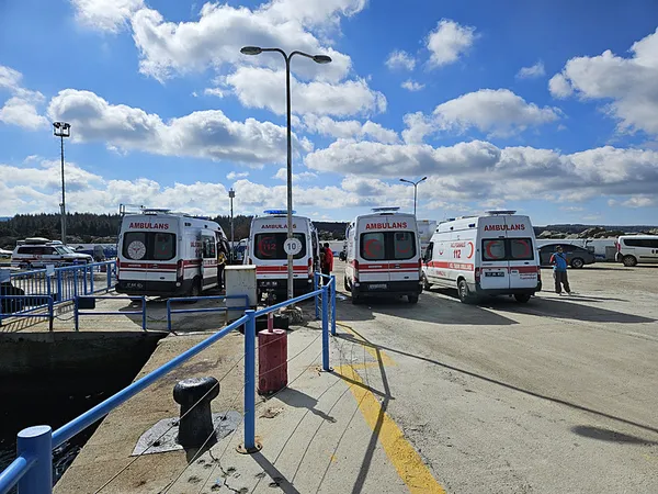 canakkale-aciklarinda-kacak-gocmen-botu-batti-arama-kurtarma-ekipleri-bolgede-valilikten-aciklama-1710492092443.jpg Çanakkale açıklarında kaçak göçmen botu battı! Arama kurtarma ekipleri bölgede! Çok sayıda ölü var... - 1