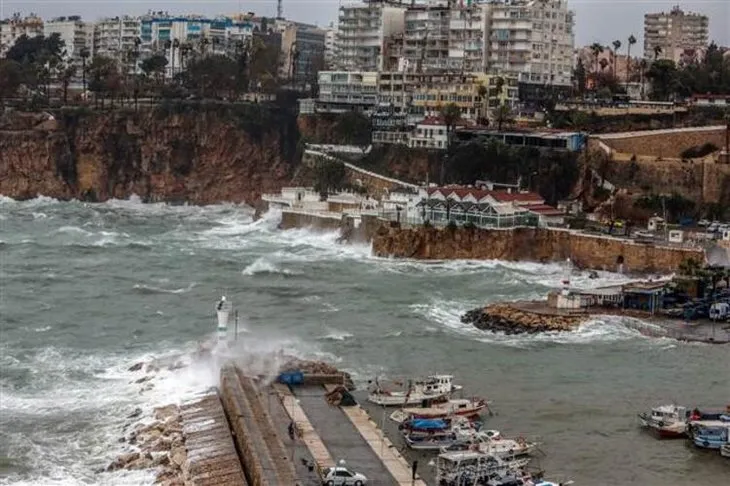 Antalya'yı fırtına yıktı geçti! Uçaklar inemedi, ağaçlar devrildi, araçlar mahsur kaldı