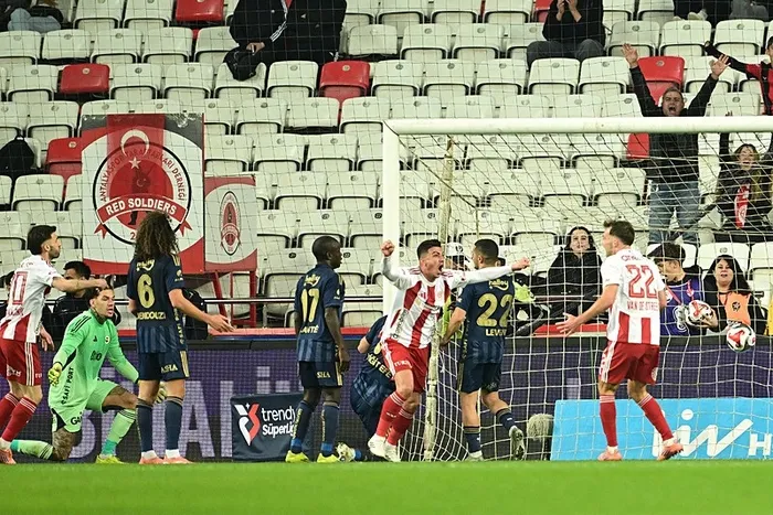 kanarya-deplasmanda-kan-kaybetti-fenerbahce-ve-antalyaspor-puanlari-paylasti-1772392293119.jpeg Kanarya deplasmanda kan kaybetti! Fenerbahçe ve Antalyaspor puanları paylaştı - 5