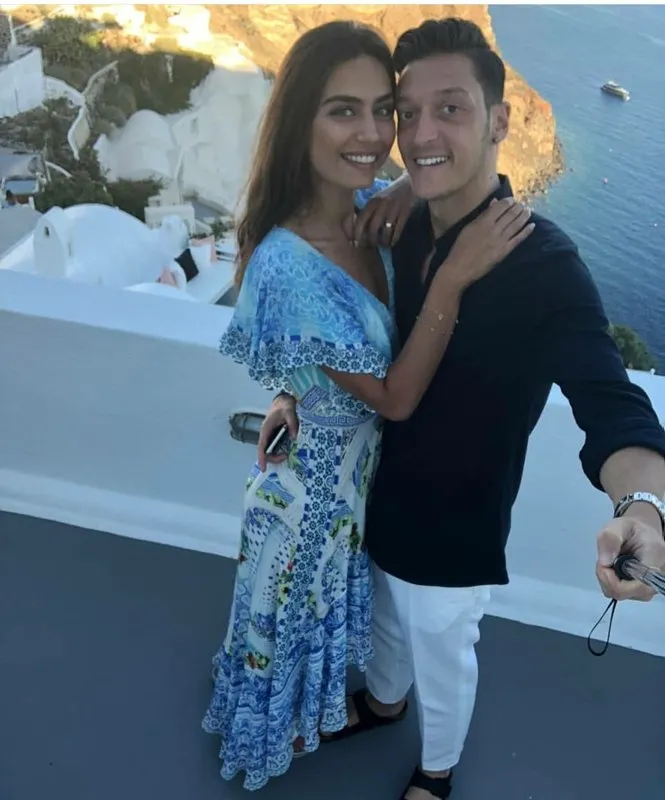 Mesut Özil’in eşi Amine Gülşe’den gövde gösterisi
