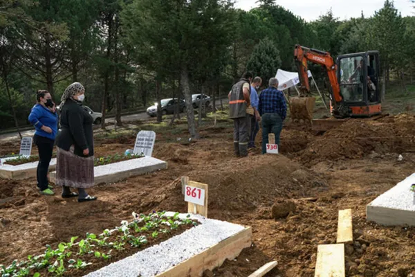 son-dakika-turkiyede-koronavirus-mezarliklari-dunyaya-boyle-servis-edildi-1608058414739.jpg Son dakika: Görüntüler İstanbul'dan! Türkiye'de koronavirüs mezarlıkları: Dünyaya böyle servis edildi - 1