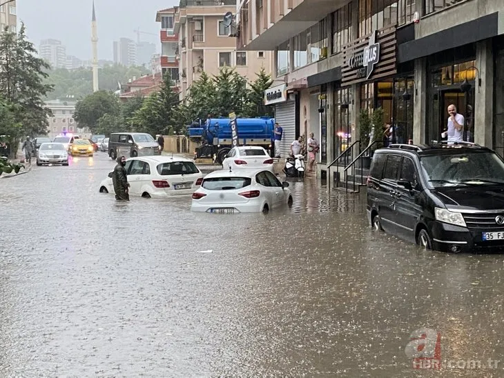 İstanbul’u sağanak vurdu! Yollar göle döndü, araçlar sulara gömüldü | Eminönü’nde dükkanları su bastı