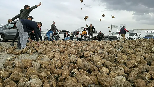 Bursa’da TIR ile otomobil çarpıştı! 30 ton pancar yola saçıldı - 4