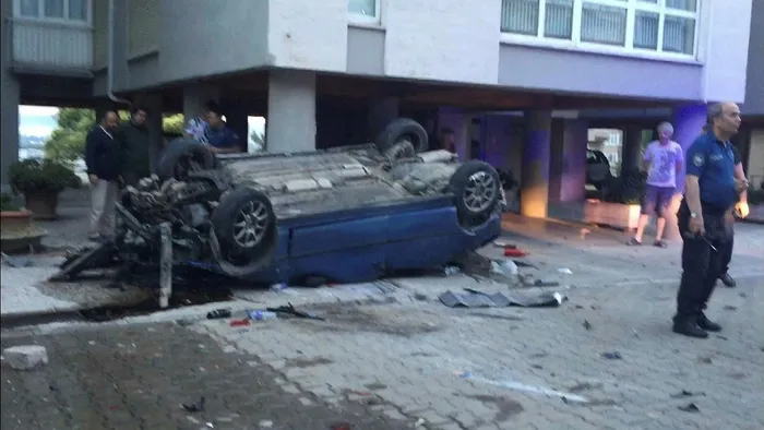 Bursa'da otomobil apartman bahçesine devrildi: 3 yaralı - 1