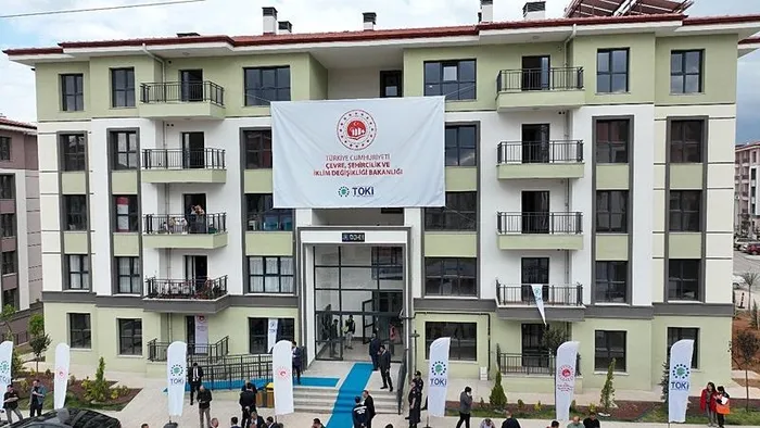 hatayli-depremzede-sozer-ailesi-yeni-evlerinin-anahtarini-bakan-ozhasekiden-aldi-1715006313808.jpeg Hataylı depremzede Sözer ailesi yeni evlerine kavuştu - 1