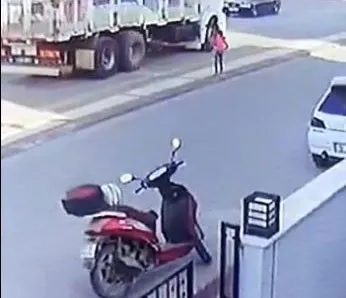 8-yasindaki-kizin-uzerinden-15-tonluk-kamyon-gecti-o-anlar-kamerada-1635677712899.jpg 8 yaşındaki kızın üzerinden 15 tonluk kamyon geçti! O anlar kamerada - 3