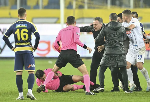 halil-umut-melere-yumruklu-saldiri-sonrasi-super-lig-hakemlerinden-ortak-aciklama-kararimizi-aciklayacagiz-1702365028185.jpg Halil Umut Meler'e yumruklu saldırı sonrası Süper Lig hakemlerinden ortak açıklama: Kararımızı açıklayacağız - 2