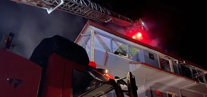 Sakarya’da yangın çıkan binanın çatı katı kullanılamaz hale geldi