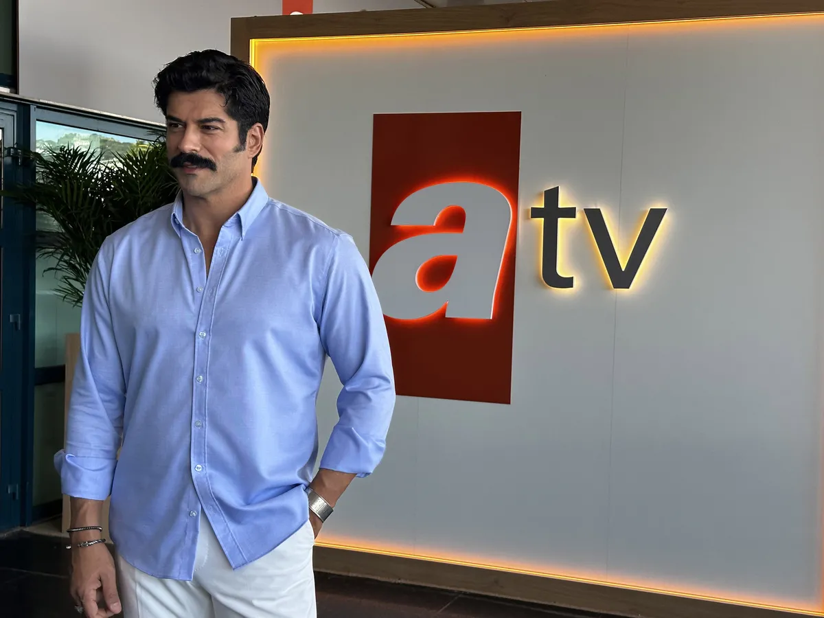 1791819377841.jpg Cannes’da güneş Burak Özçivit’le doğdu! “Güneşin Doğduğu Yer”in yıldız oyuncusu MIPCOM’un ilgi odağı oldu - 1