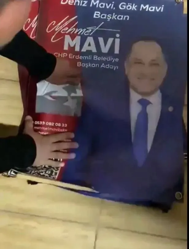 CHP'li aday Mehmet Mavi'nin Türk bayrağı hazımsızlığı! Afişlerinde ay ve hilali kapatmışlar - 1