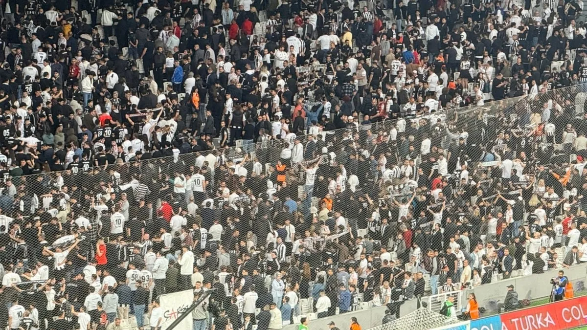 Beşiktaş Tribünlerinden Yönetime Tepki: Taraftarlar Dolmabahçe'de Sahaya Arkasını Döndü