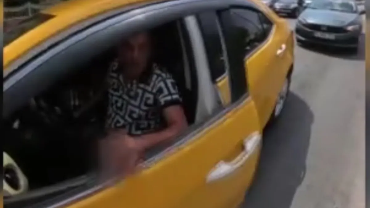 Taksici ve kurye arasında kavga çıktı! O anlar kameraya böyle yansıdı