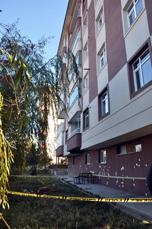 1605616628878.jpg Erzurum'da feci olay! Yakınları sinir krizi geçirdi - 1