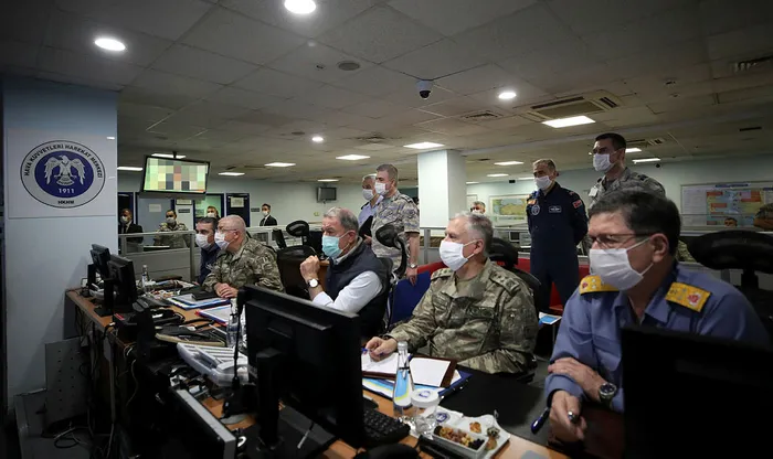 Son dakika: Milli Savunma Bakanı Akar Pençe-Kartal Operasyonu’nu Harekat Merkezi’nden idare ediyor