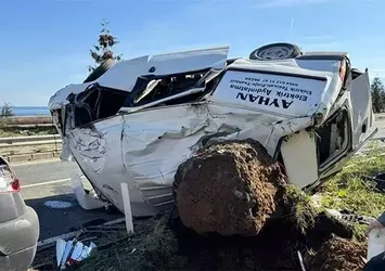 Çarpışan otomobil ile minibüs takla attı