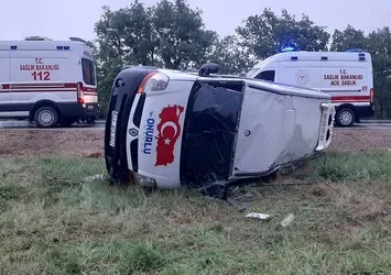 Kaygan yolda kontrolden çıkan minibüs yan yattı: 14 yaralı