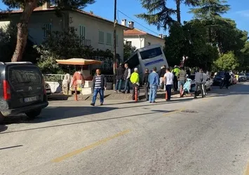 Aydın'da korku dolu anlar! Freni tutmayan minibüs evin bahçesine daldı