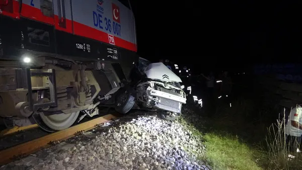 usakta-feci-kaza-tren-otomobile-carpti-1629084529776.jpg Uşak'ta feci kaza! Tren otomobile çarptı - 3