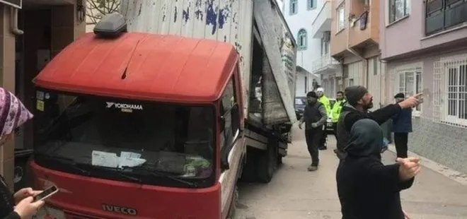 Bursa’da balkona takılan kamyon kullanılmaz hale geldi