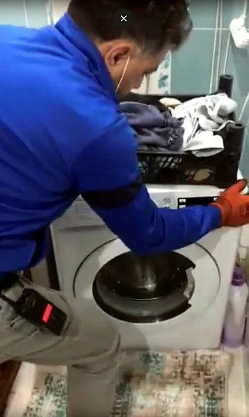 Çamaşır makinesinin altındaki gizli bölmede 7 bin paket kaçak sigara ele geçirildi - 1