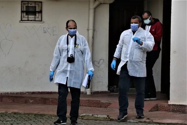 1679664001028.jpg Antalya’da evden gelen kötü koku ekipleri alarma geçirdi: Çift maske takarak girebildiler - 6