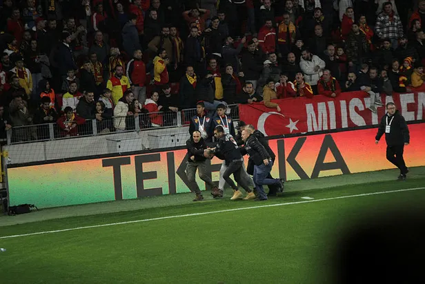 SON DAKİKA! Göztepe Altay maçında olaylar! Göztepe Altay maçı ertelendi mi? Altay kaleci Ozan Evrim Özenç sağlık durumu nasıl?