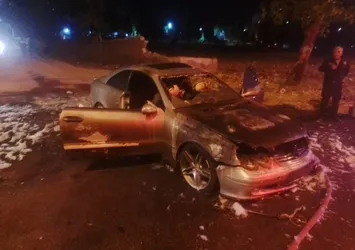 Yanan otomobil hurdaya döndü