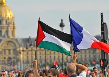 Fransa’da belediye binalarında Filistin bayrağı tartışması