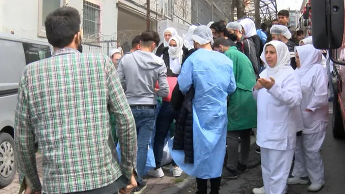 Son dakika: İstanbul Bağcılar'da iş yerinde patlama! Yaralı işçiyi kucaklarında taşıdılar - 2