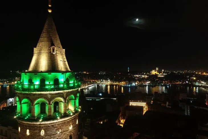 Galata Kulesi ve Fatih Sultan Mehmet Köprüsü yeşile büründü!