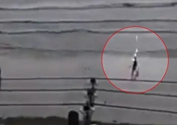 Plajda başına yıldırım düştü