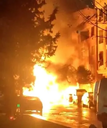 istanbulda-dogal-gaz-borusu-patladi-3-arac-alev-aldi-1674846847154.jpg İstanbul'da doğal gaz borusu patladı: 3 araç alev aldı - 4