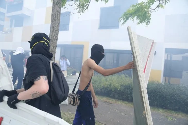 Fransa'da büyük isyan! Araçları alev topuna çevirdiler! 5 günlük sokağa çıkma yasağı