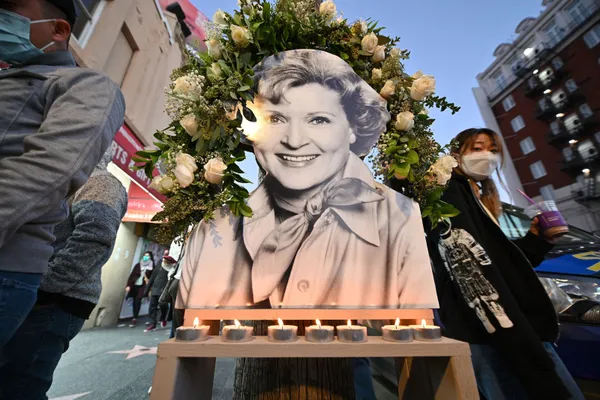 altin-kizlarin-yildizindan-aci-haber-dunyaca-unlu-oyuncu-betty-white-hayatini-kaybetti-1641019869754.jpg Altın Kızlar’ın yıldızından acı haber! Dünyaca ünlü oyuncu Betty White hayatını kaybetti - 1
