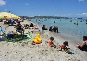 Çeşme'de bayram yoğunluğu! Turistler sahile akın etti